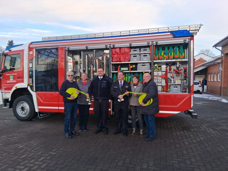 offizielle Übergabe der Schläuche für das neue Staffellöschfahrzeug